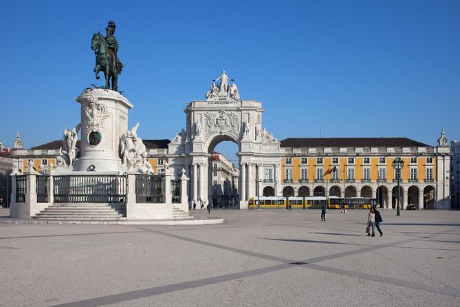 2 Hour Lisbon Sunset and Wine Sailing Tour - The first views along the Tagus