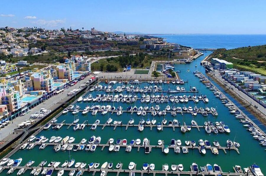 Albufeira: Beaches, Old Town, and Salgados Lagoon Jeep Tour - The jeep ride and guide make the difference