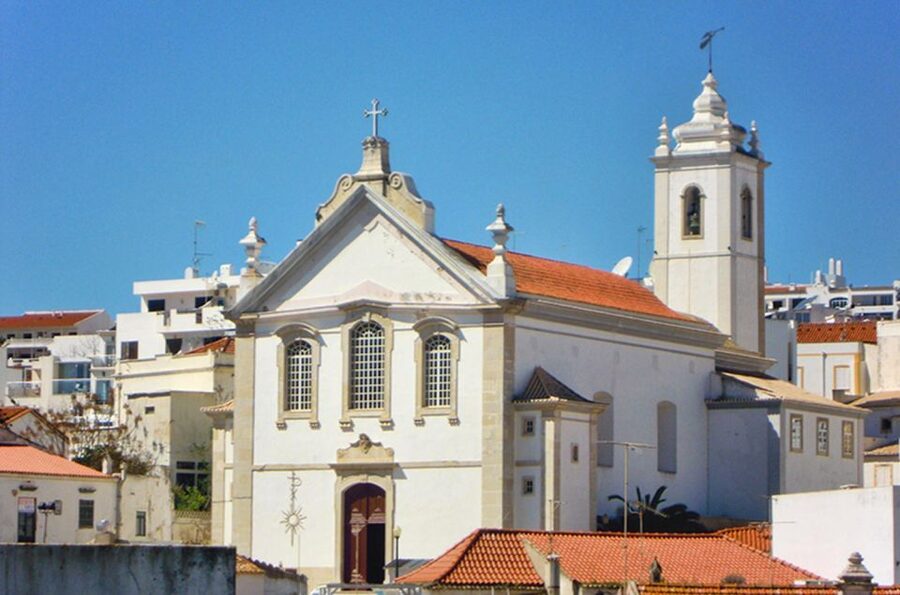 Albufeira: Beaches, Old Town, and Salgados Lagoon Jeep Tour - Whitewashed lanes and Albufeira’s Arab past