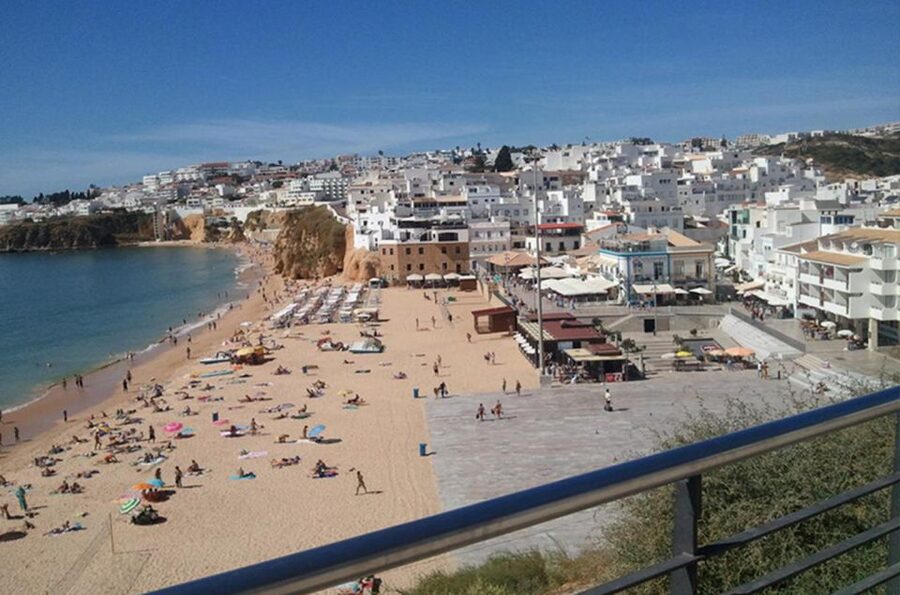 Albufeira: Beaches, Old Town, and Salgados Lagoon Jeep Tour - Praia do Castelo, sheltered beneath the cliffs