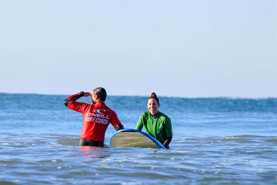 Albufeira: Beginner Surf Lesson - Arriving at the yellow-logo surf shop
