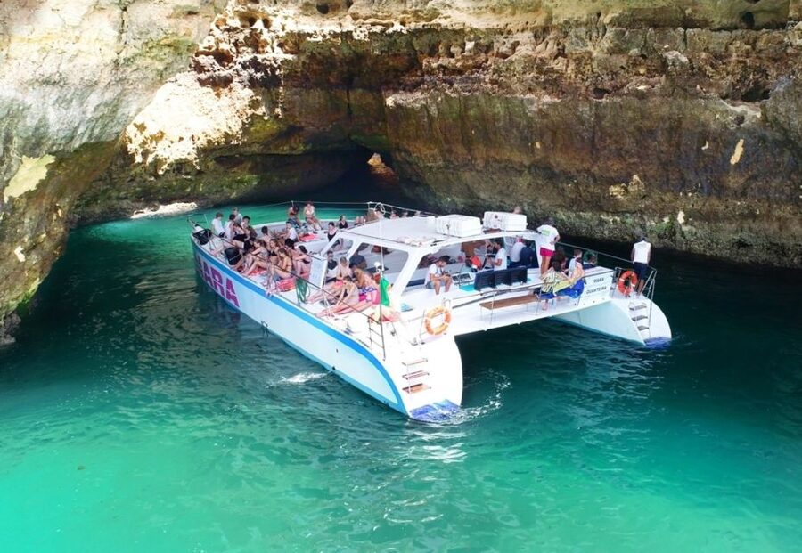Albufeira: Caves and Coastline Catamaran Cruise to Benagil - A relaxed return with music and champagne
