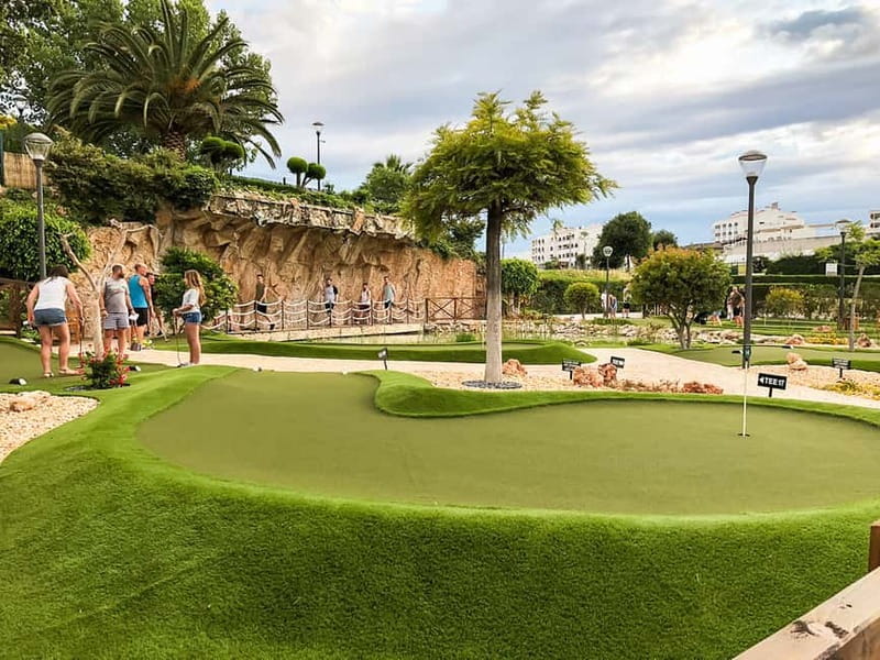 Albufeira: MiniGolf Adventure Park Entry Ticket - Food, drinks, and the bar area