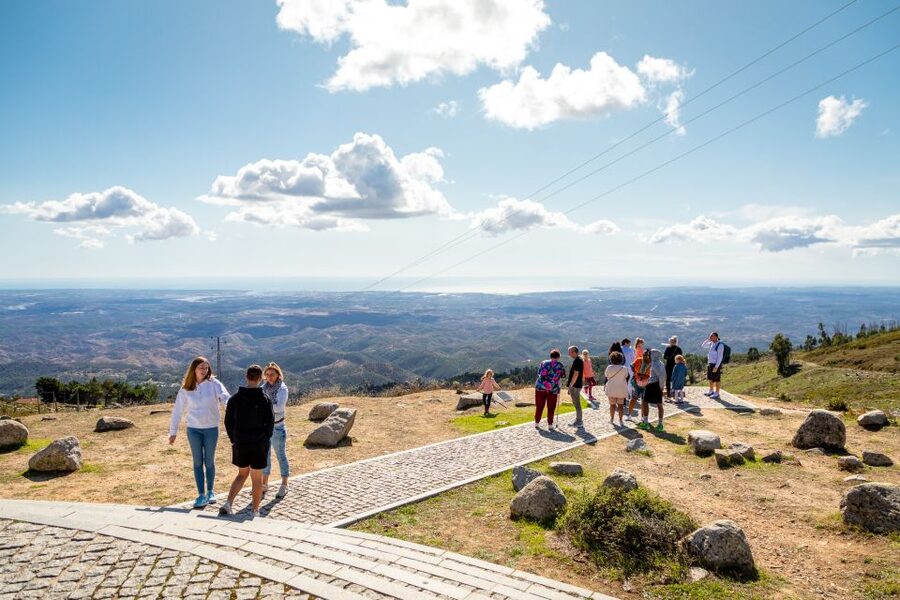 Algarve: Full-Day Guided Sightseeing Tour with Lunch - What the guide adds to the day