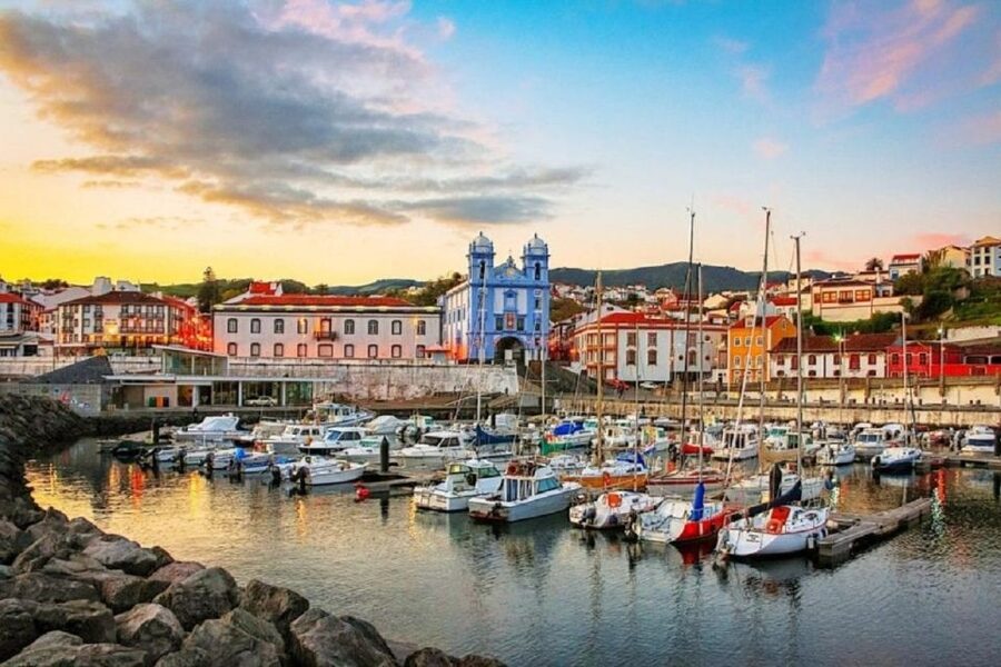 Angra do Heroísmo: Walking Tour with Local Pastry and Coffee - Market life and the climb toward the center