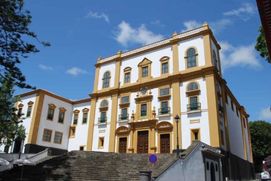 Angra do Heroísmo: Walking Tour with Local Pastry and Coffee - Misericórdia Church and the city hall