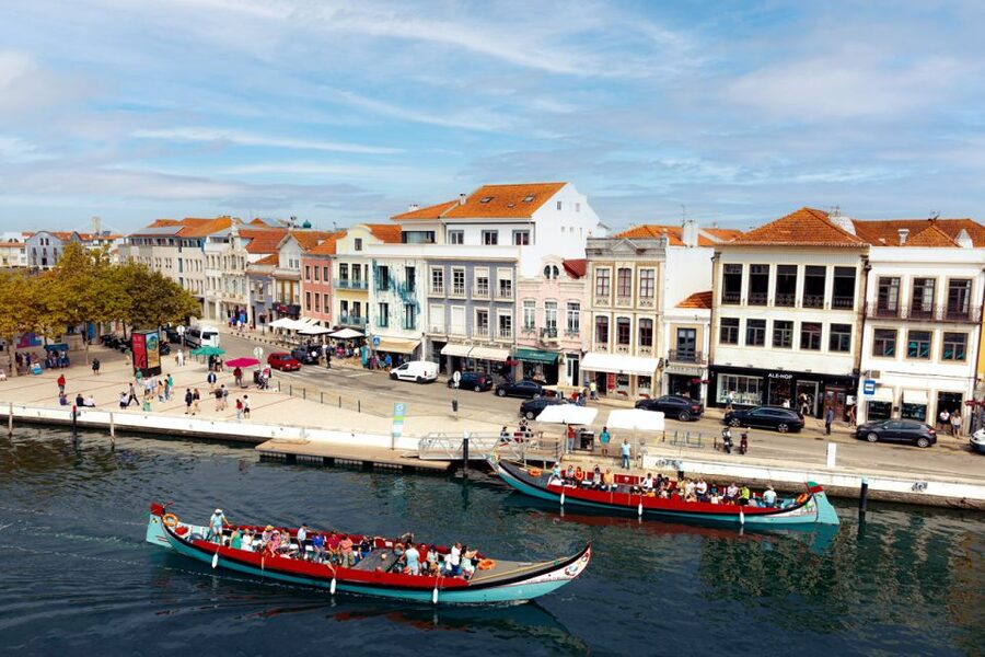 Aveiro: Scenic Guided Boat Tour - Guides make the short ride work
