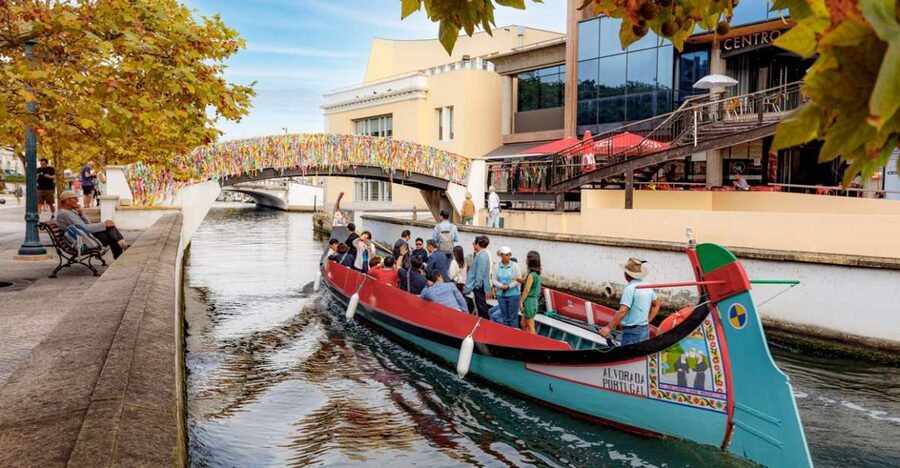 Aveiro: Scenic Guided Boat Tour - Who should book the Moliceiro ride?