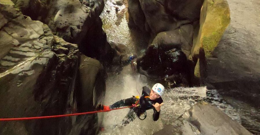 Azores: Canyoning in Salto do Cabrito - Scrambling through the stream