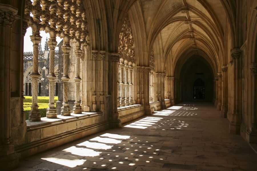 Batalha Monastery Entrance Ticket - Entering the church and looking up