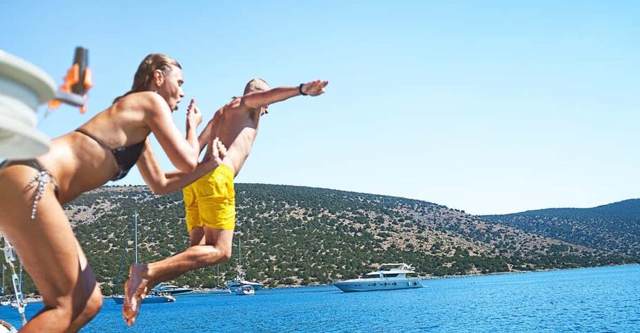 Boat Party to the Beach with Swimming Stops, DJ and Open Bar - Practical details that affect your decision
