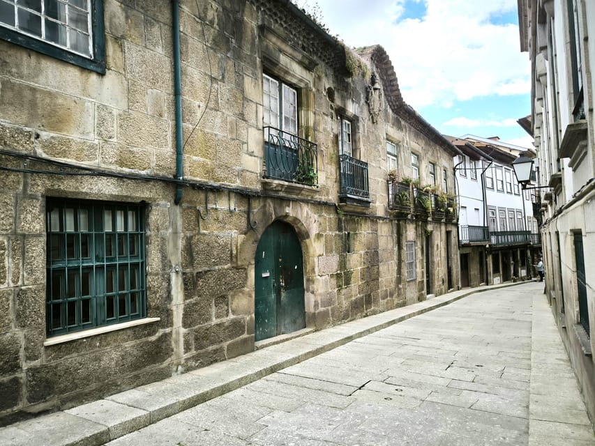 Braga & Guimarães Tour: Small Historical Group Tour - What the guide adds to the day