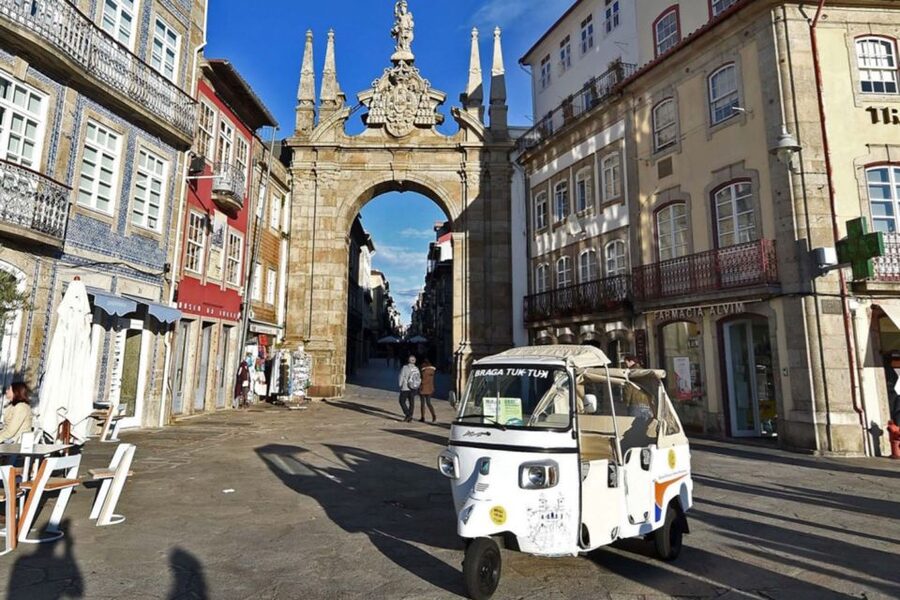Braga: Tuk Tuk City Tour - What the guide adds to the ride
