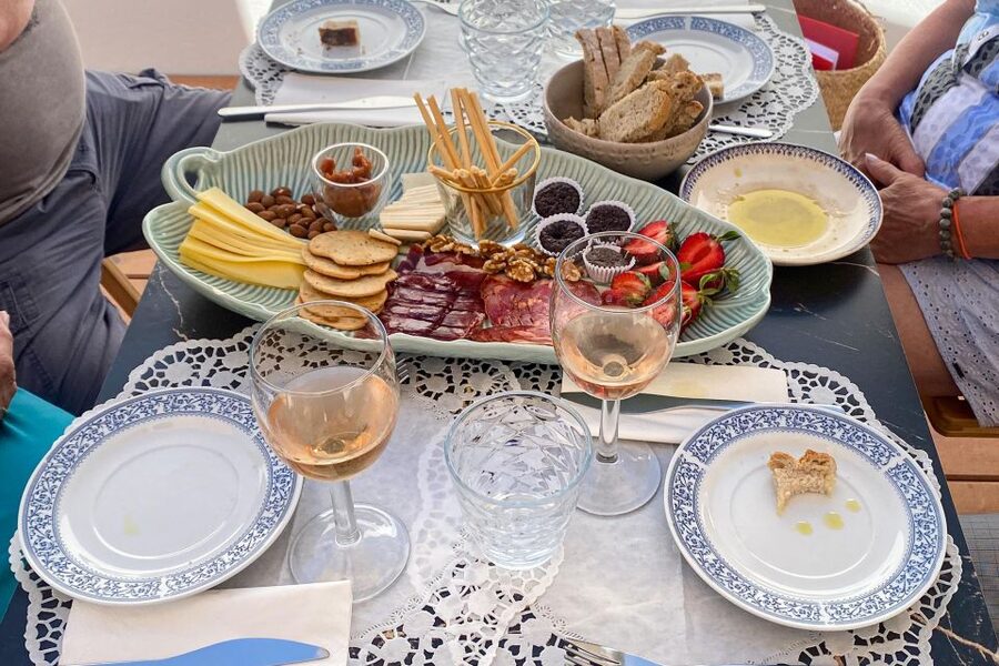 Carvoeiro/Portimão/Alvor: Wine Tour w/ Tasting, Tapas, Music - Who will enjoy this experience most?
