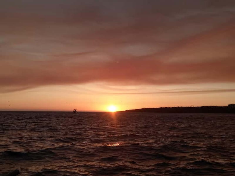 Cascais: Sunset Boat Trip with Welcome Drinks - Drinks, snacks, blankets, and a low-key mood