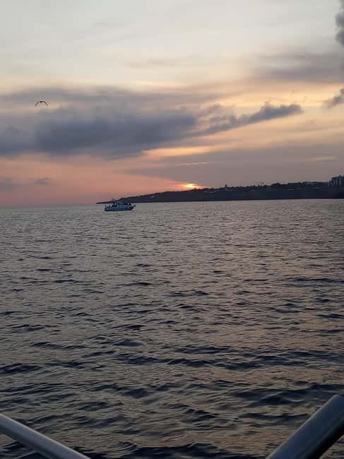 Cascais: Sunset Boat Trip with Welcome Drinks - What the 10-person limit changes