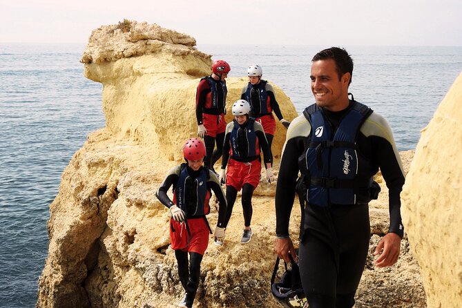CLIFF JUMPING tour - Coasteering in Albufeira - How the jumps are handled