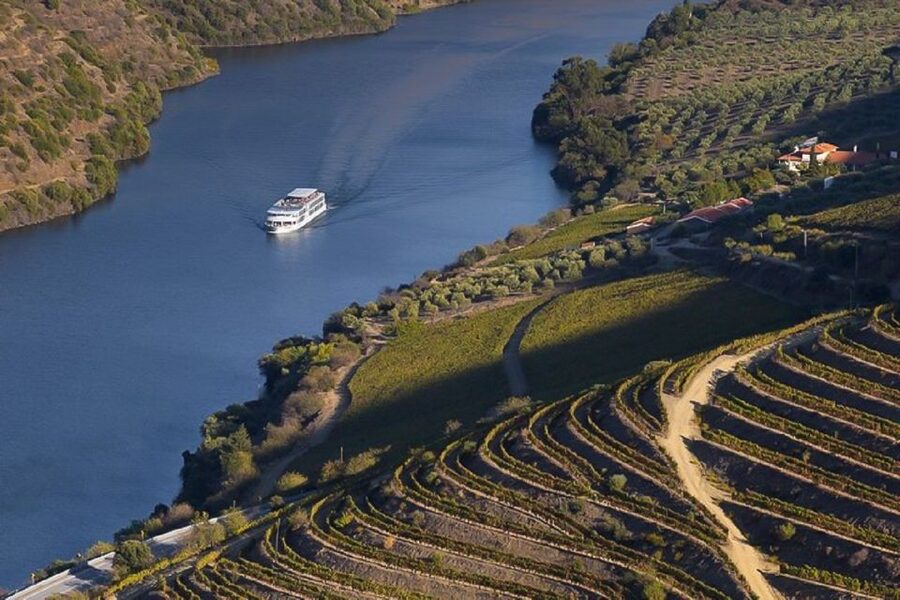 Day Cruise from Porto to Pinhão with Breakfast and Lunch - Breakfast begins the long river day