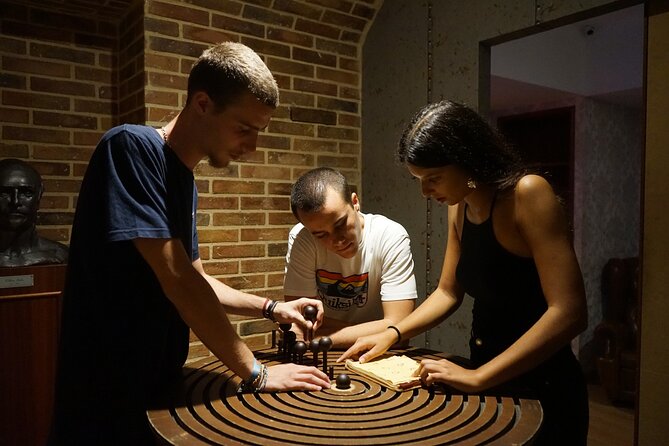 Escape Hunt Experience - English clues and family suitability