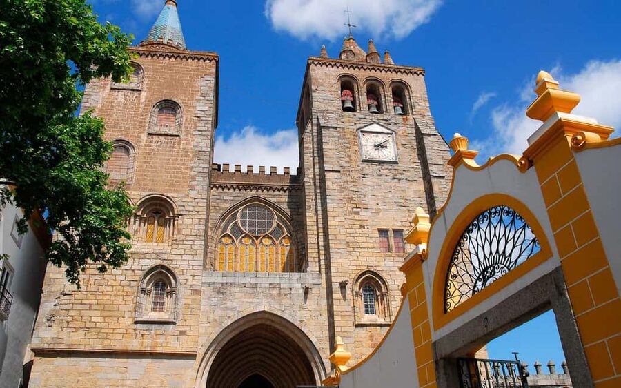 Évora: Private tour with entrance tickets to main monuments - The quieter corners between the major sights