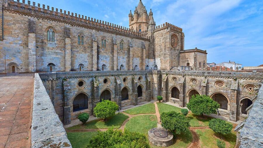 Évora: Private tour with entrance tickets to main monuments - What the guides add