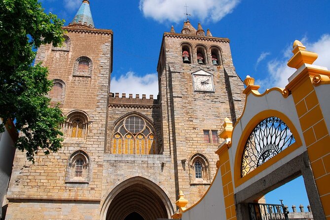 Évora: Private walking tour with tickets to main monuments - Traditional shops and Alentejo craftwork