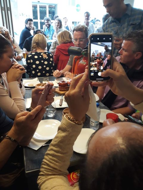 Faro: Old Town Guided Walking Food Tour - Meeting the guide at Faro’s Old Town arch