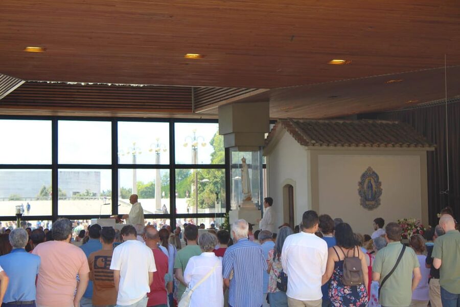 Fátima: Sanctuary and Aljustrel Village, Private Guided Tour - Two basilicas, two very different moods