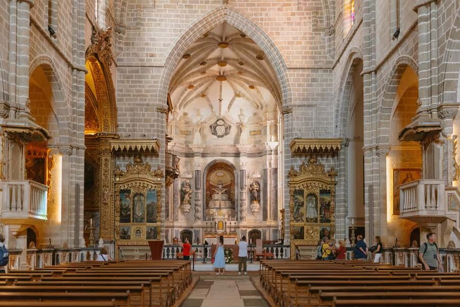 From Lisbon: Évora and Monsaraz Day Tour with Wine Tasting - Wine tasting with Alentejo character