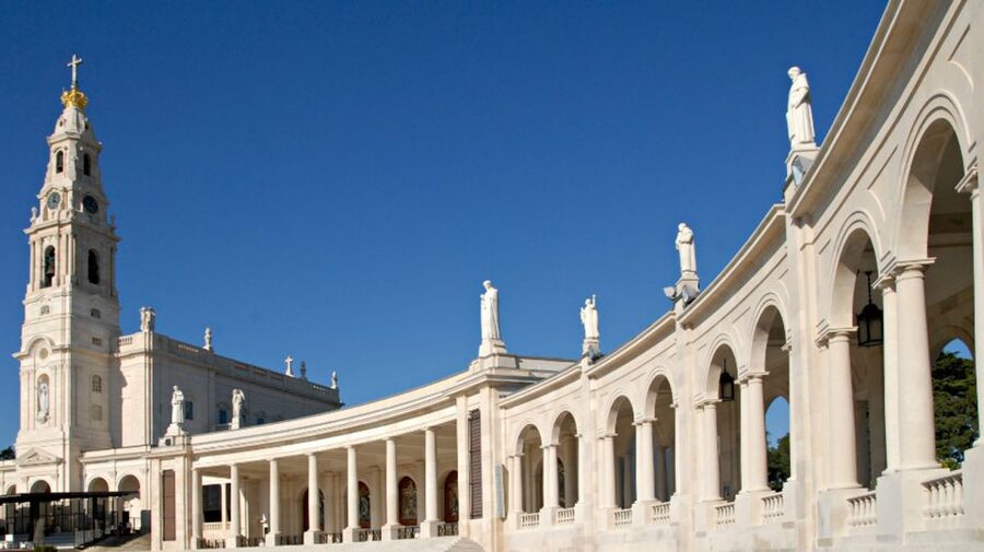 From Lisbon: Fátima, Batalha, Nazaré & Óbidos Full-Day Tour - The minivan, guides, and group size