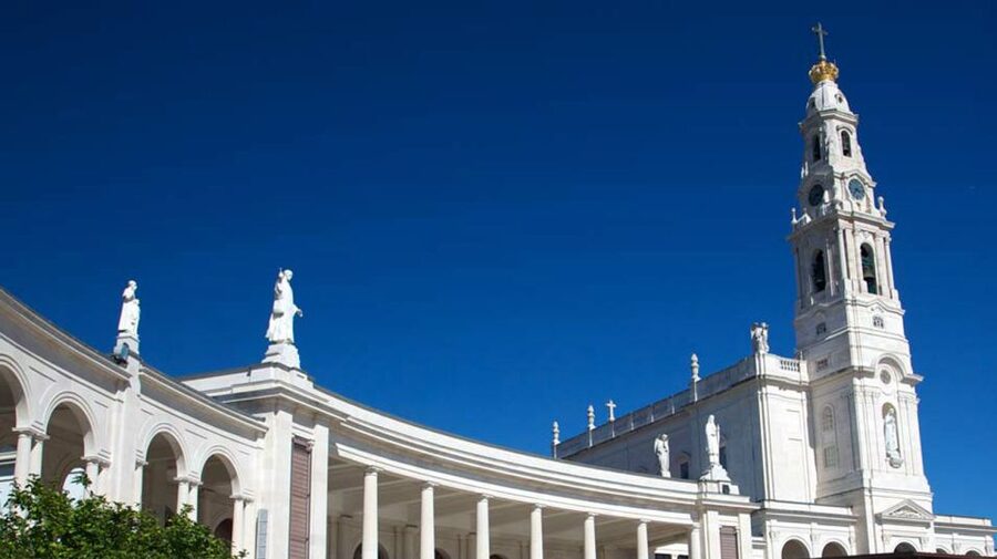 From Lisbon: Fátima, Batalha, Nazaré & Óbidos Full-Day Tour - Timing, meals, and what to bring