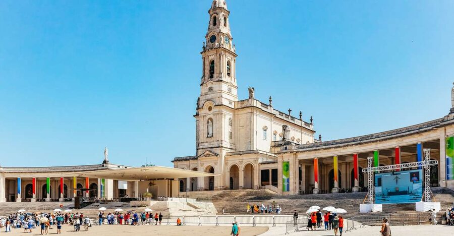 From Lisbon: Fatima Batalha Nazaré & Óbidos Small-Group Tour - Who should book this day trip?