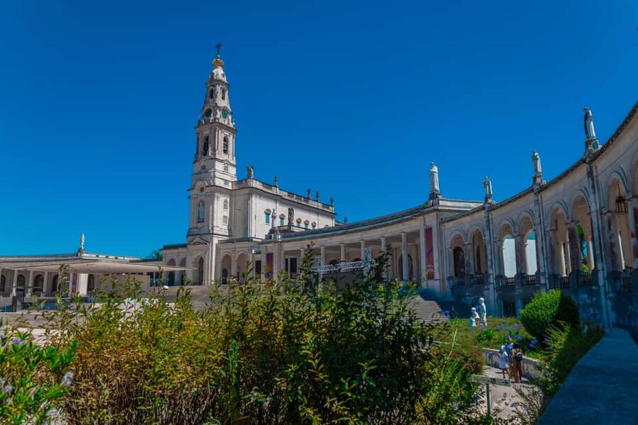 From Lisbon: Fátima, Nazaré & Sintra – 3 Cities Guided Tour - Who should book this tour?