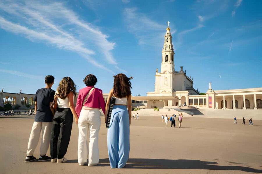 From Lisbon: Obidos, Nazaré and Fátima Small Group Tour - Three Portuguese stories in one nine-hour day