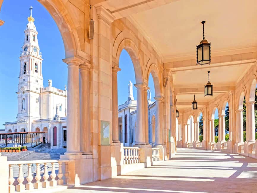 From Lisbon: Obidos, Nazaré and Fátima Small Group Tour - Guides who shape the day