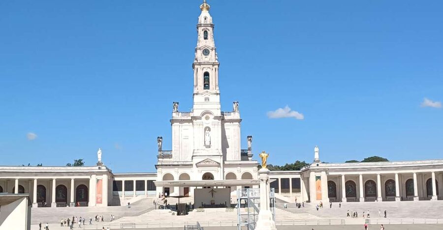 From Lisbon: Small Group Fátima & Little Shepherds Town Tour - Pickup in Lisbon and the drive north