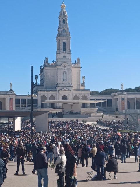 From Lisbon: Small Group Fátima & Little Shepherds Town Tour - Arriving at the Sanctuary of Fátima