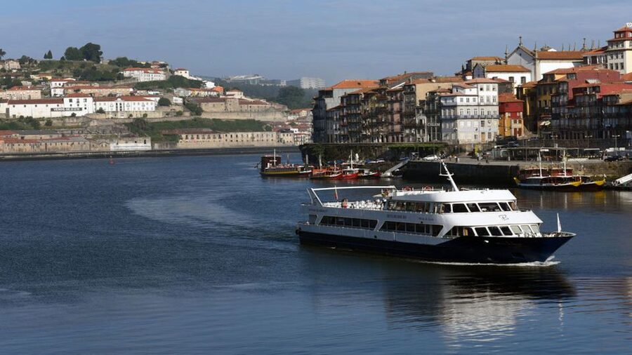 From Porto: Douro River Cruise, Winery Visit & Lunch - Breakfast aboard the Douro