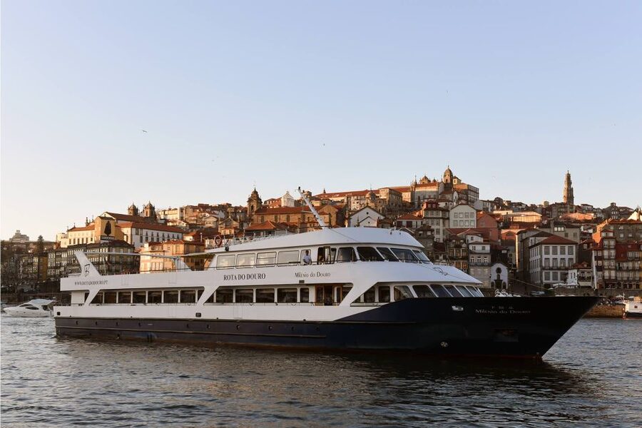 From Porto: Régua to Porto River Cruise with Lunch on Board - How much guide support should you expect?
