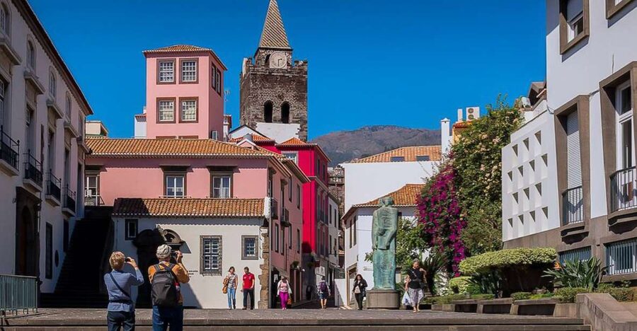 Funchal: Old Town Walking Tour - Funchal City Hall and the sweet factory