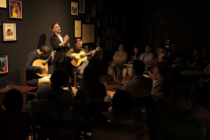 Ideal Clube de Fado - Entering the vintage club on a side street
