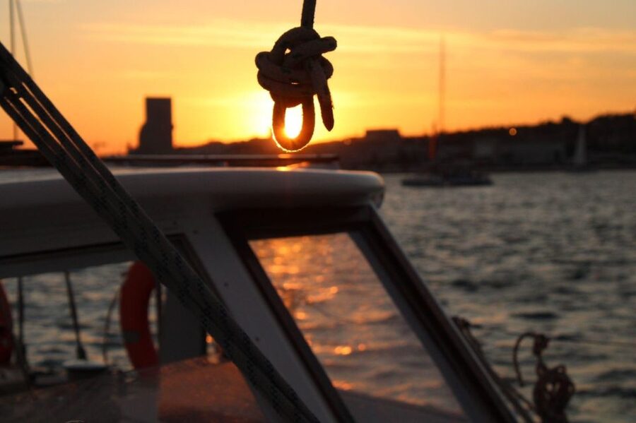Lisbon: 2H Sunset Boat Cruise Tour with Drinks - The first views: Commerce Square and Alfama