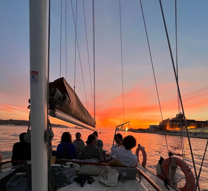 Lisbon: 2H Sunset Boat Cruise Tour with Drinks - Passing under the 25th of April Bridge