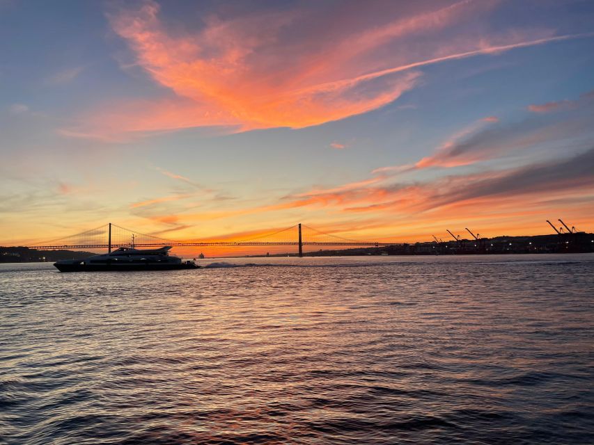 Lisbon: 2H Sunset Boat Cruise Tour with Drinks - Sunset, blankets, and the return to Alcântara