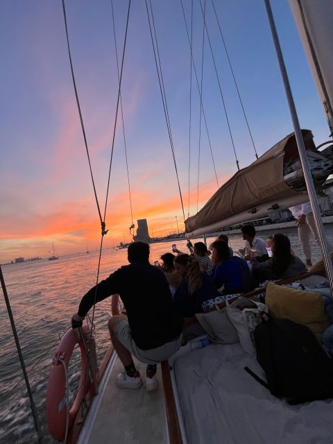 Lisbon: 2H Sunset Boat Cruise Tour with Drinks - Food, drinks, and what $47 really buys you