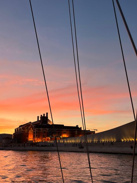 Lisbon: 2H Sunset Boat Cruise Tour with Drinks - The crew and the tone of the trip