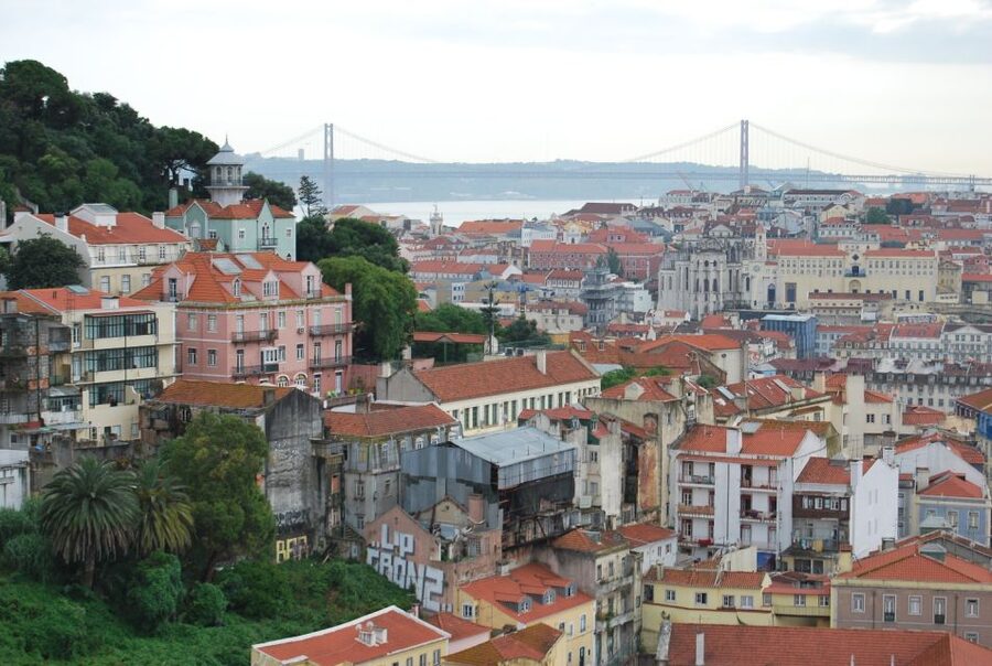 Lisbon: Alfama and São Jorge Castle Quarters Walking Tour - Alleys, patios, and the former Jewish Quarter