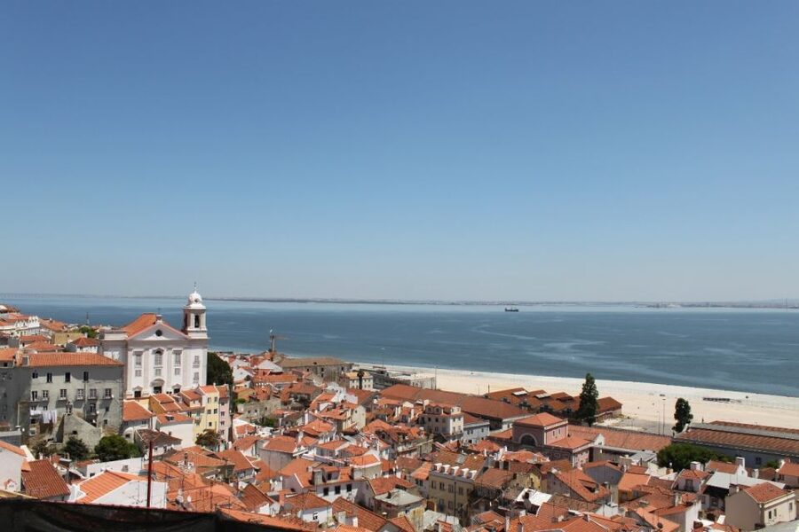 Lisbon: Alfama and São Jorge Castle Quarters Walking Tour - Fado around Largo do Chafariz de Dentro
