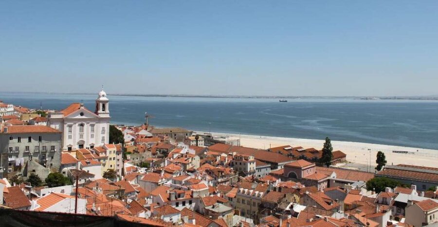 Lisbon: Alfama and São Jorge Castle Quarters Walking Tour - Lisbon Cathedral’s mixed architecture