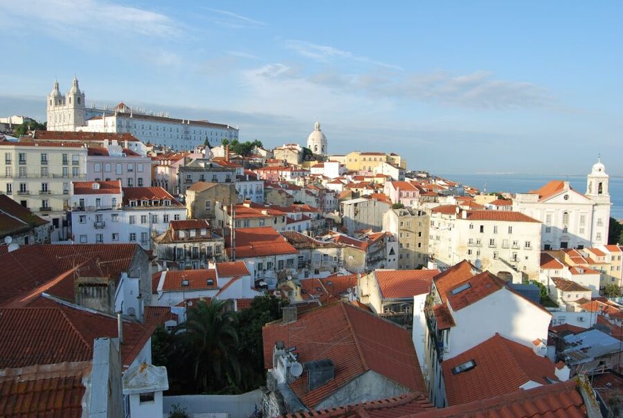 Lisbon: Alfama and São Jorge Castle Quarters Walking Tour - Guides, languages, and the feel of the walk